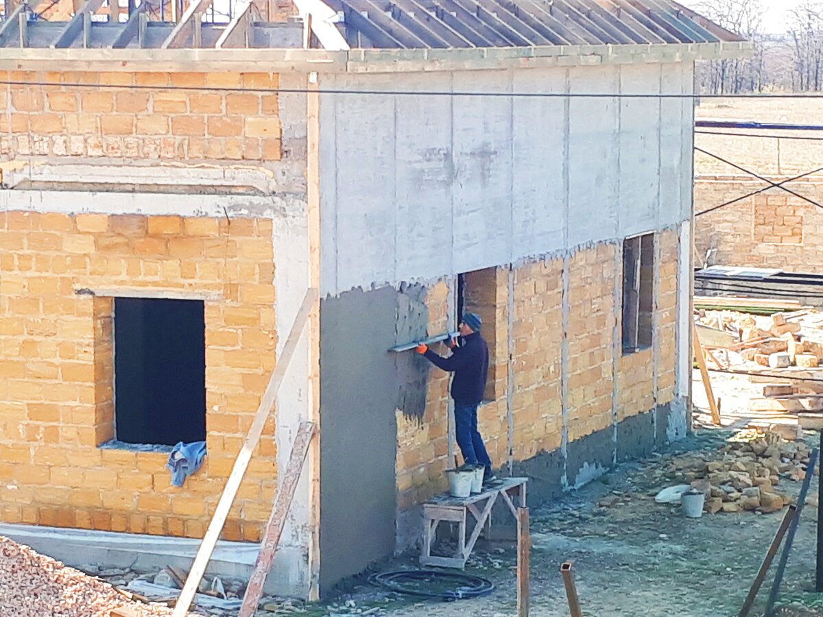 Своих штукатуров я не засняла, приходится делать фото у соседа.