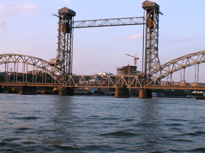 Ростовский подъёмный железнодорожный мост. Железнодорожный мост ростов. Подъемный мост в ростове. Разводной мост в ростове на дону железнодорожный. Подъемный мост в ростове.
