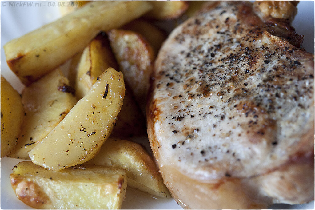 1. Свиная корейка в духовке с картошкой © NickFW.ru