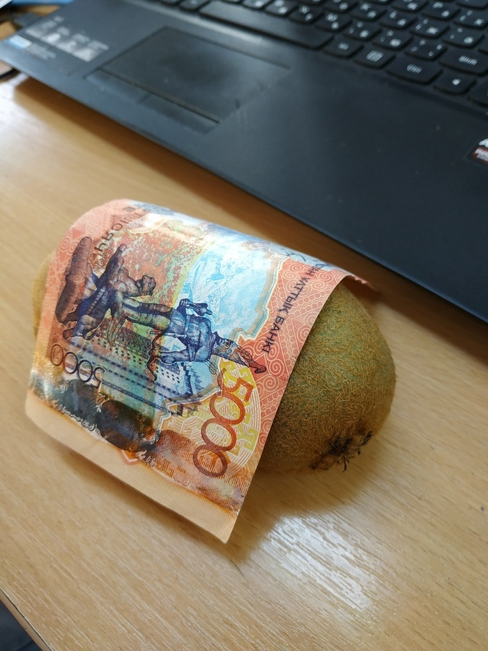 Qiwi 100 рублей. 5000 Рублей на киви. Деньги на киви прикол. Деньги на киви фрукт. 5к на киви прикол.
