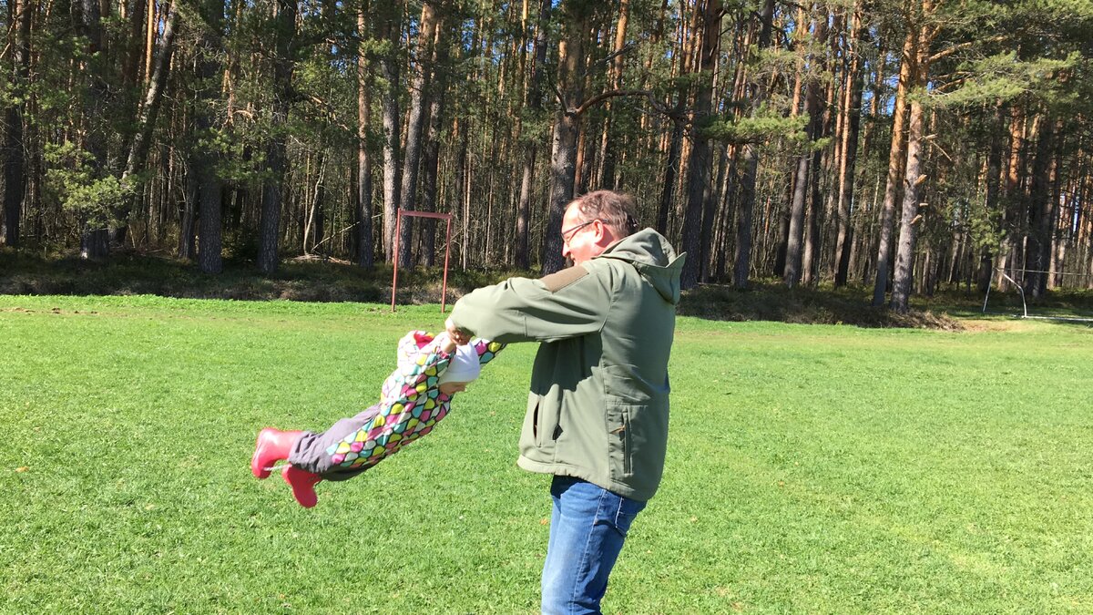 Позвольте детям набегаться и насмеяться на остановке. 