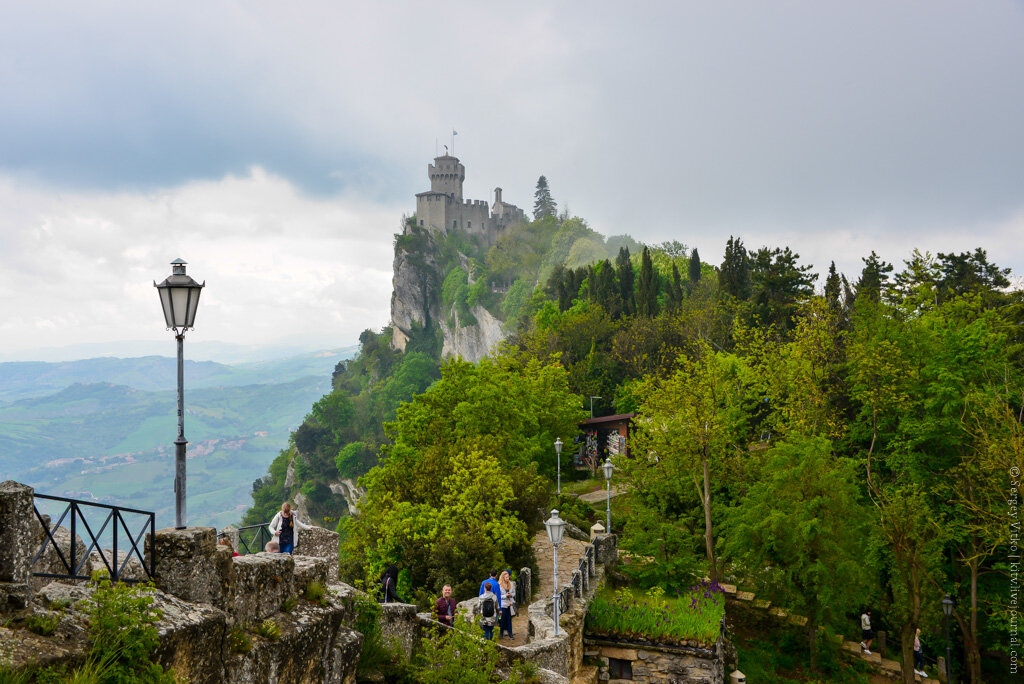  
В самом начале IV века нашей эры, каменщик, христианин Марин, бежавший от преследований эпохи императора Диоклетиана, на склоне горного массива Монте-Титано (738 м) основал религиозное поселение, свободное от власти императоров и пап. Так возникло самое старое в своих нынешних границах, крохотное государство - Сан-Марино.
