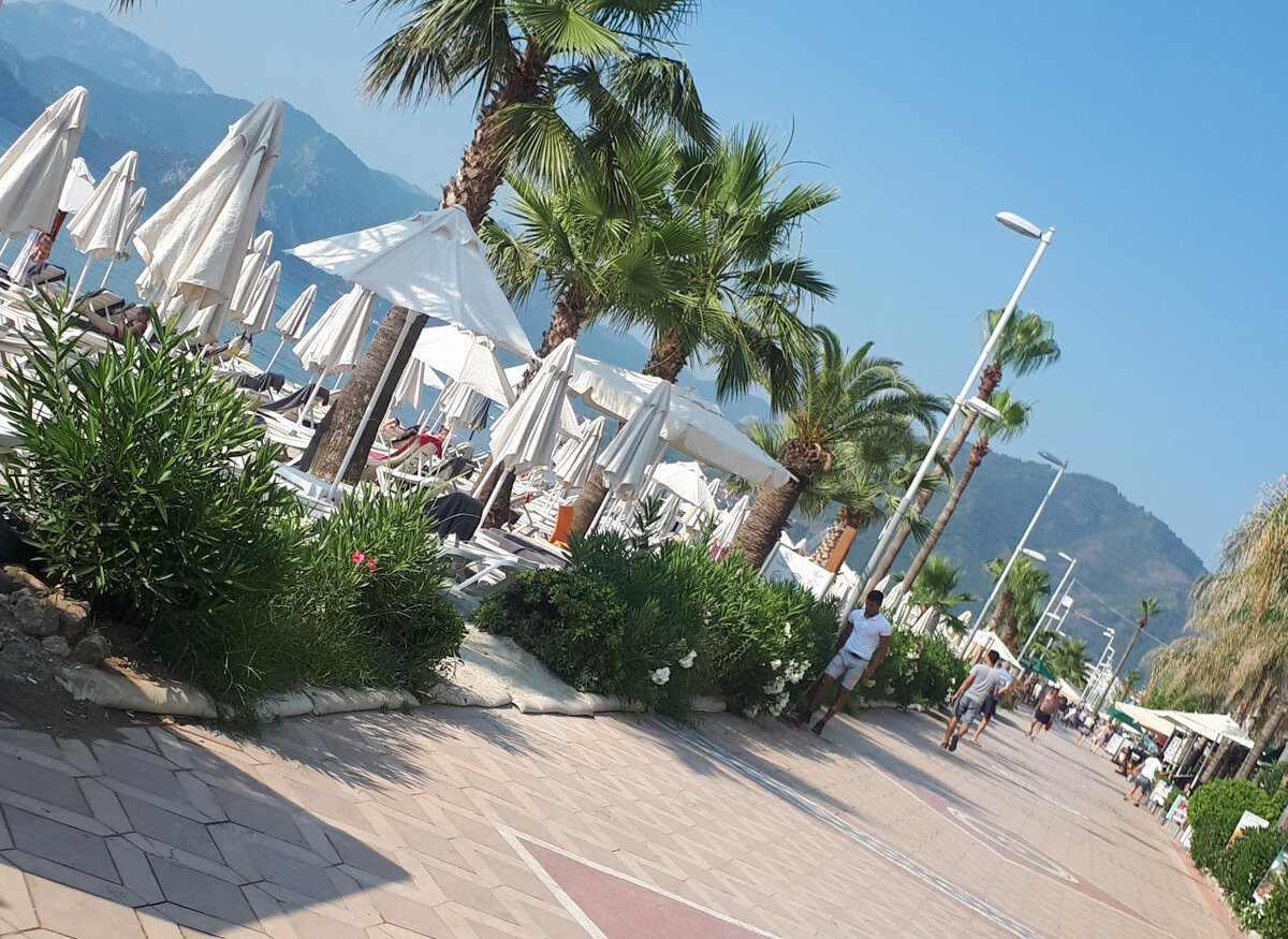 Моют с мылом каждое утро, несмотря на песчаный пляж, пыли нет совсем, приятно гулять в любое время. Но после 11.00  - жара!