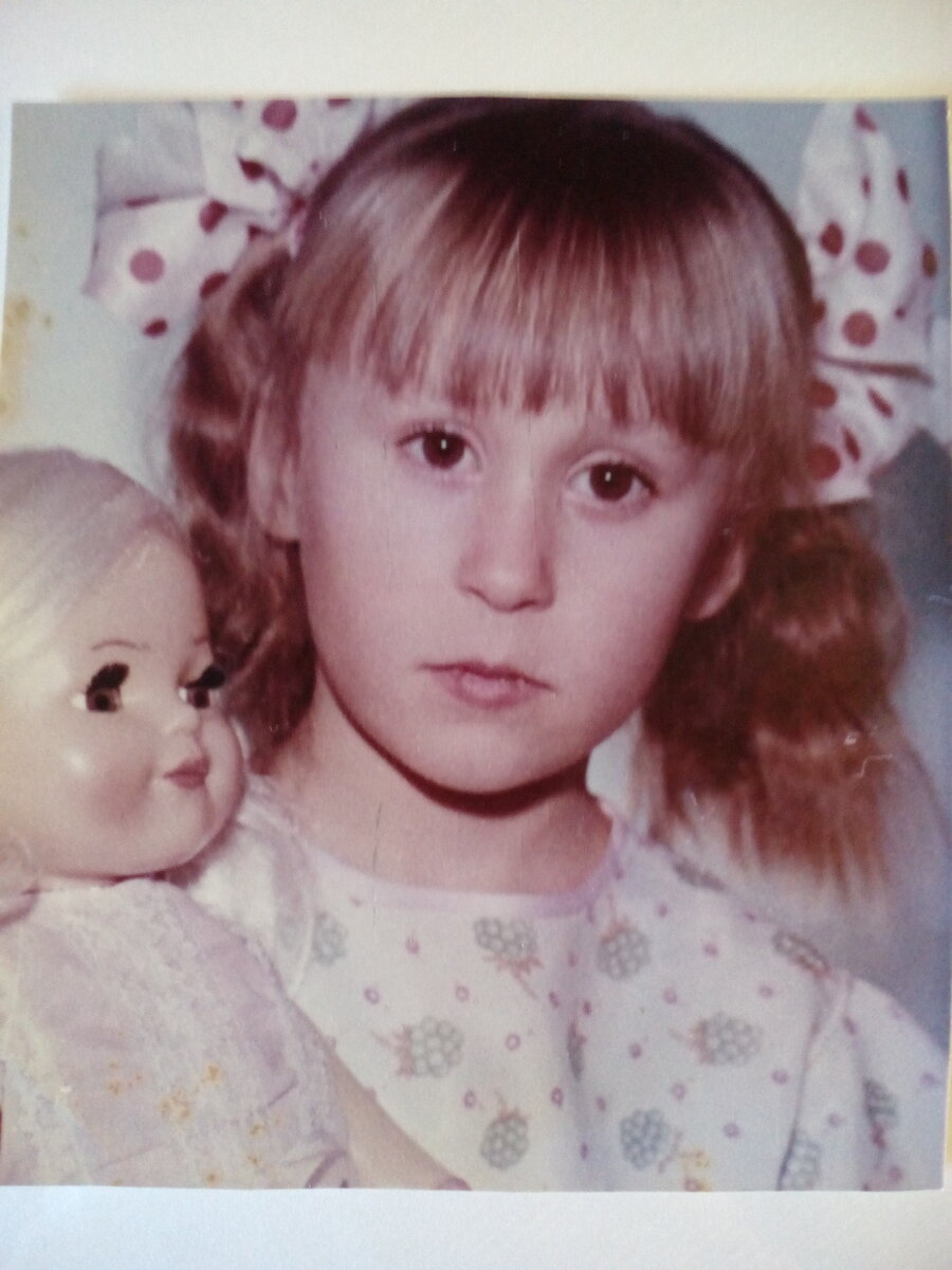 На  фото  мне  шесть  лет. Да,  это  та  самая  Снегурочка,  о  которой  пойдет  речь. Почему  опять  без  улыбки? Дело  в  том,  что  перед  самой  съемкой,  Снегурочке  отломили  ногу....Здесь  уже  все  хорошо,  нога  на  месте,  но  маленькая  Лана  вдоволь  нарыдавшись,  все  еще  всхлипывает,  после  перенесенных  переживаний...