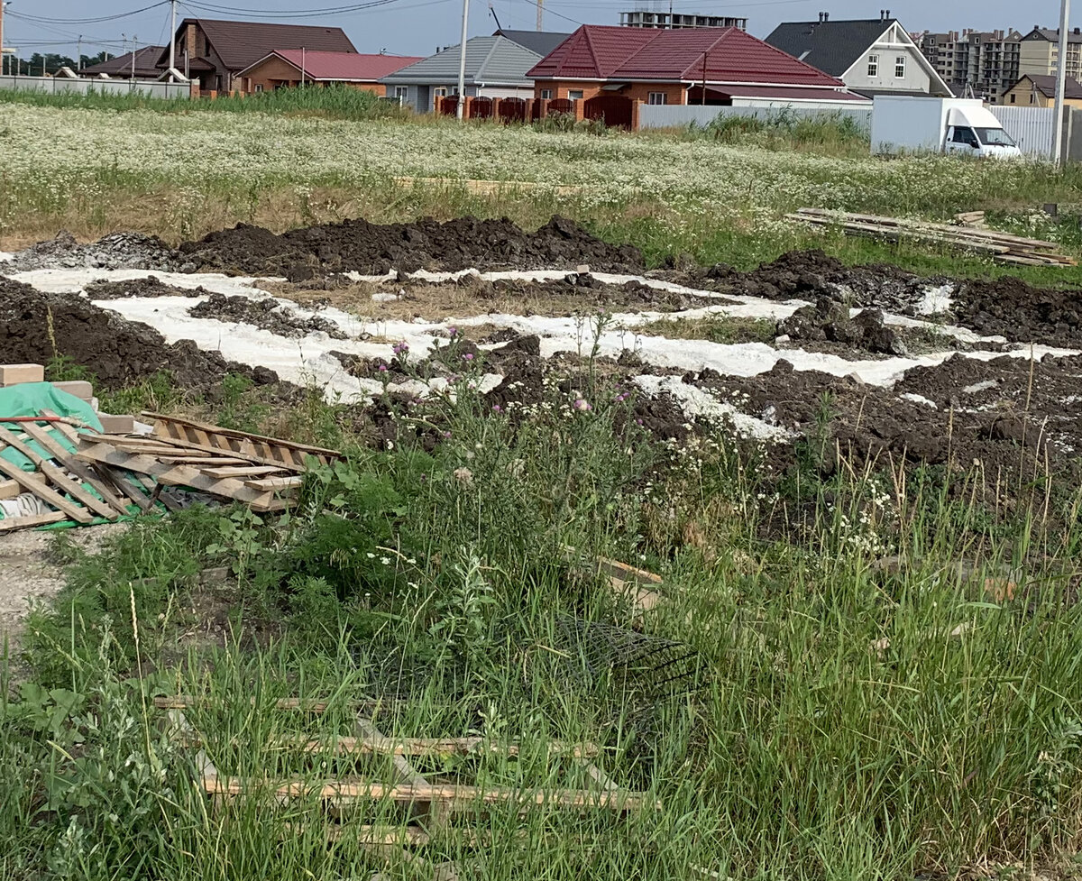 Это "фундамент". Да так и не скажешь, но это типа он. 