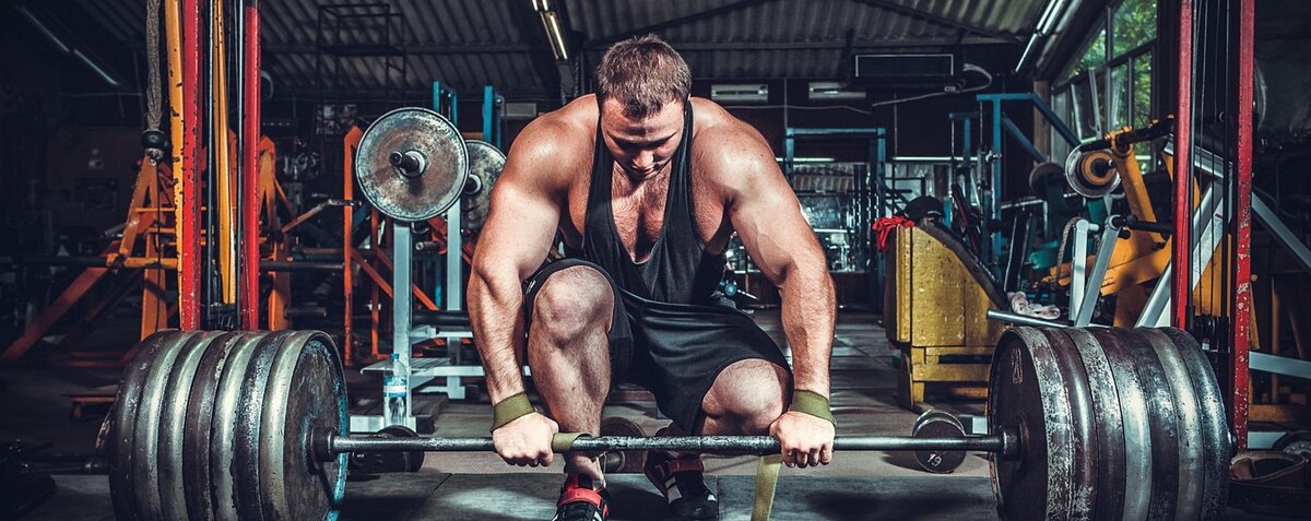 Подготовка к выполнению становой тяги.