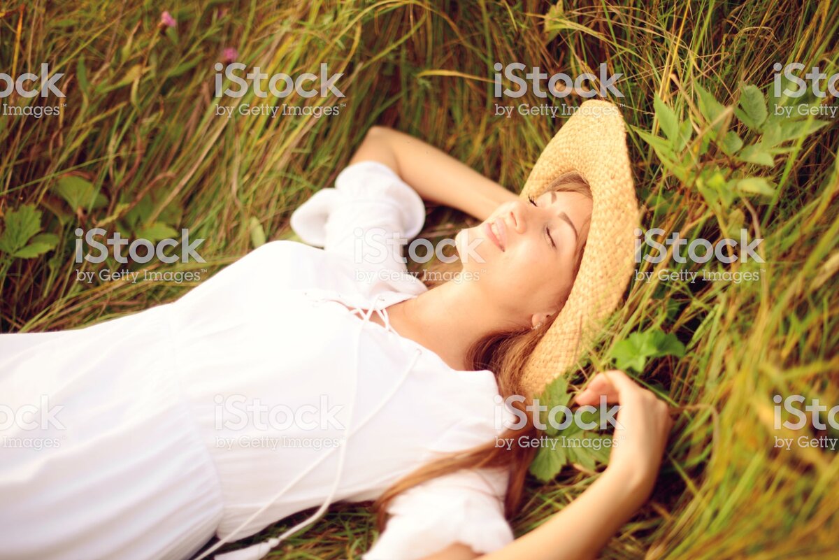 https://www.istockphoto.com/ru/фото/beautiful-young-women-on-the-nature-gm944634910-258037031