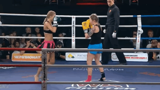 весомые плюхи раздает девушка)