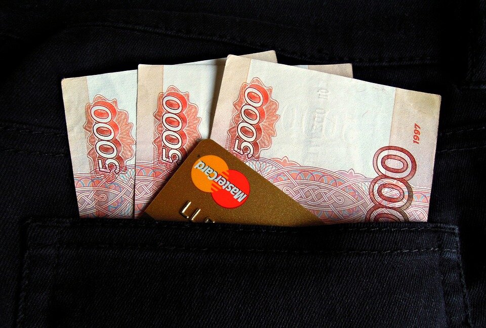 Банку выгодны держатели "пластика"
