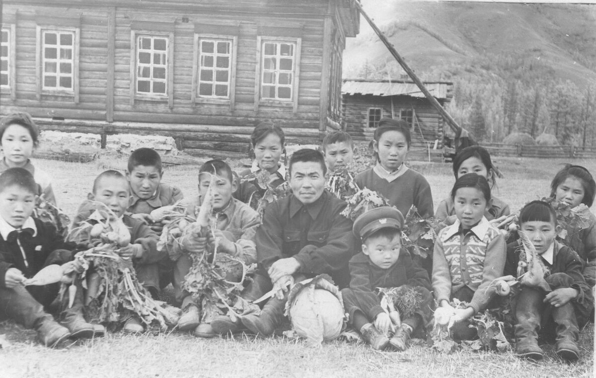 ученики Бурунгольской начальной школы, в центре учитель Николай Михайлович Соскинов  