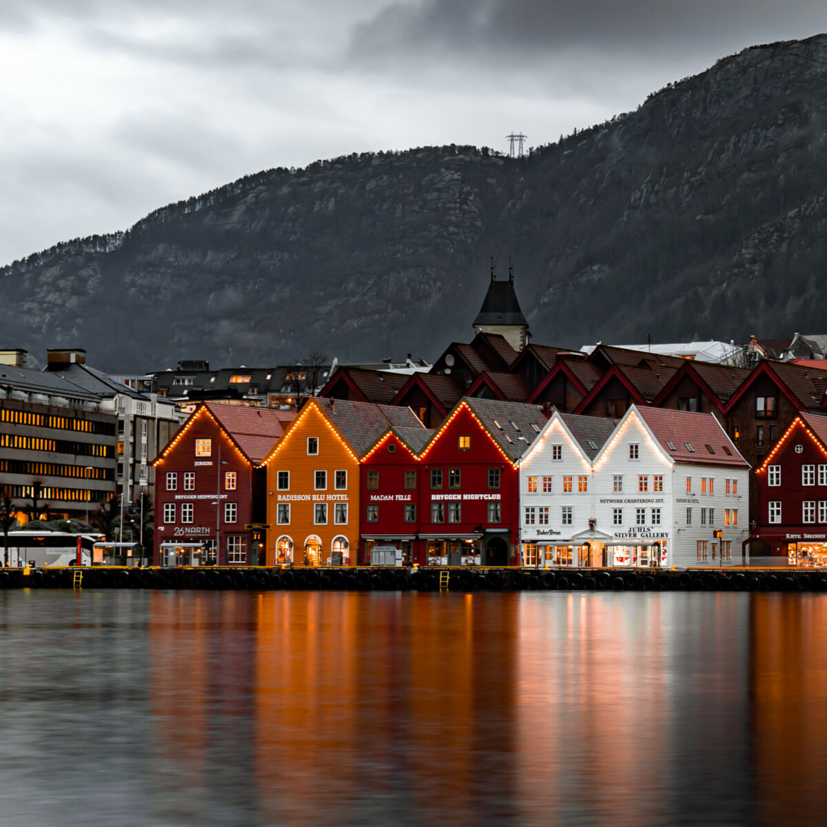 Типичный Норвежский городок. Очень уютно находиться на улицах, когда тебя окружают такие милые домишки.