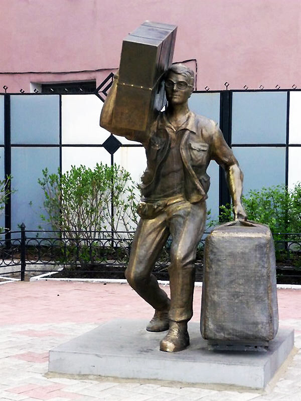 Памятник челноку в Благовещенске.