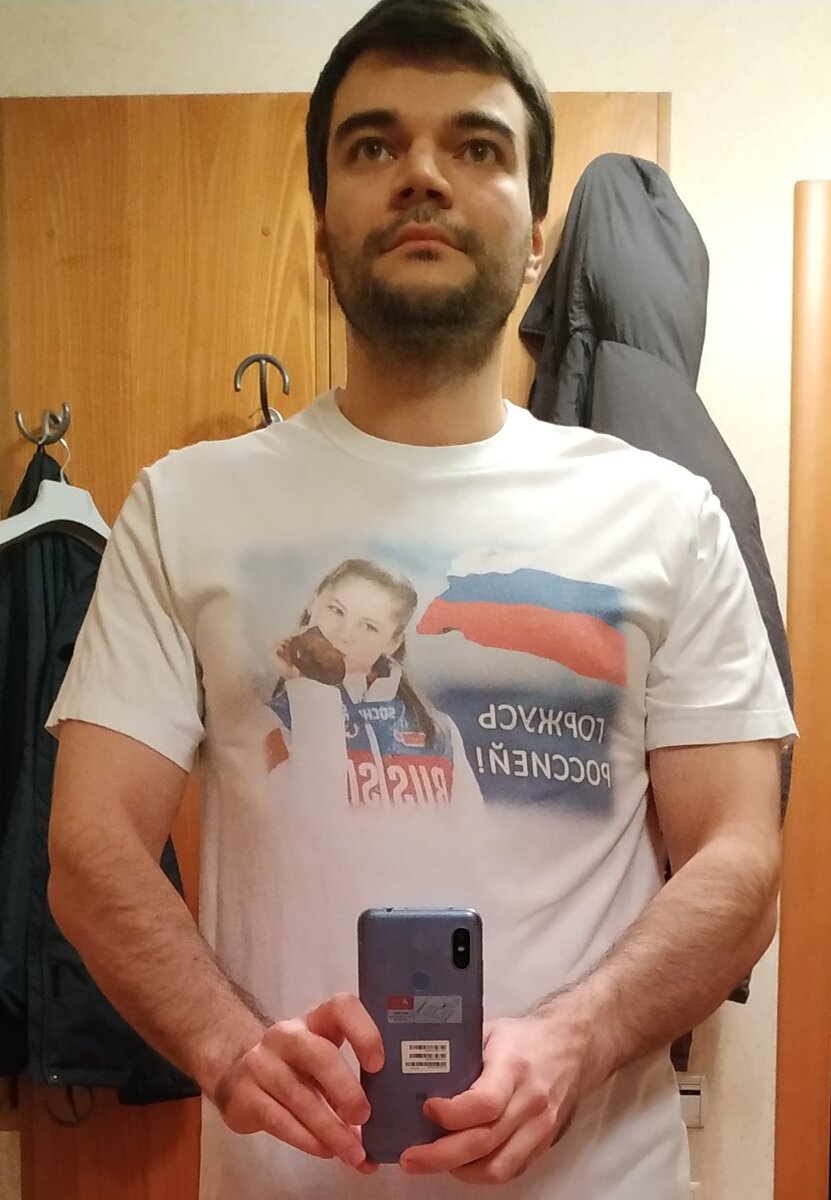 На футболке изображена Юлия Липницкая с олимпийской медалью.