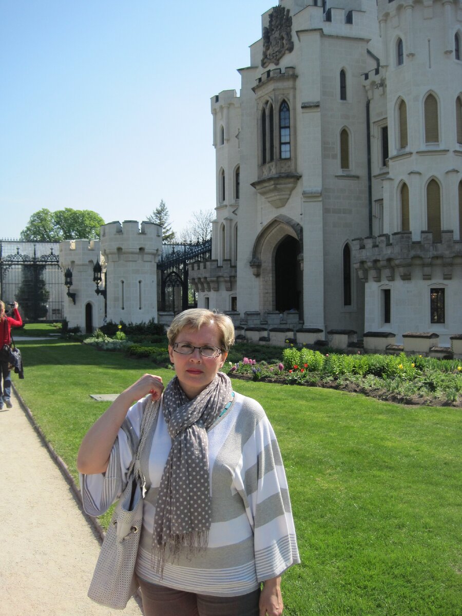 Газон и посадки перед главным входом.