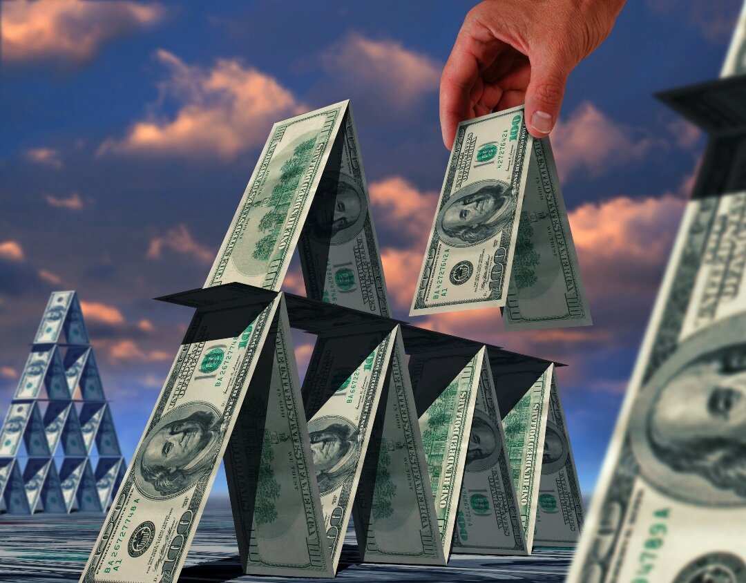 Существует закономерность: чем более развиты демократические институты в стране, тем более финансово грамотно и обеспечено население. И наоборот, чем менее развито гражданское общество, тем беднее жители страны и тем больше вероятность появления тоталитарных режимов государственной власти.