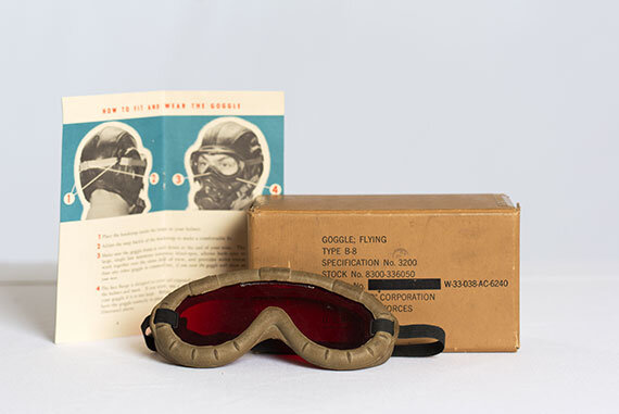 В декабре 1940 года Лэнд сосредоточил свое внимание на военных усилиях. Среди вкладов его компании был “Polaroid Flying Goggle AAF Type B-8”, изображенный вместе с инструкцией (ок. 1943). Фото: Susan Young