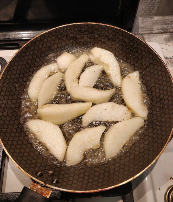 Когда мёд и масло растают, добавьте груши