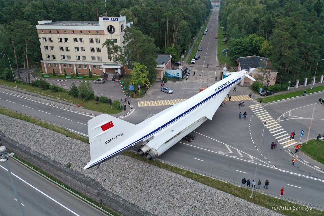 где стоят самолеты. воздушных судов. Apron airport. трансаэро 474. много самолетов.