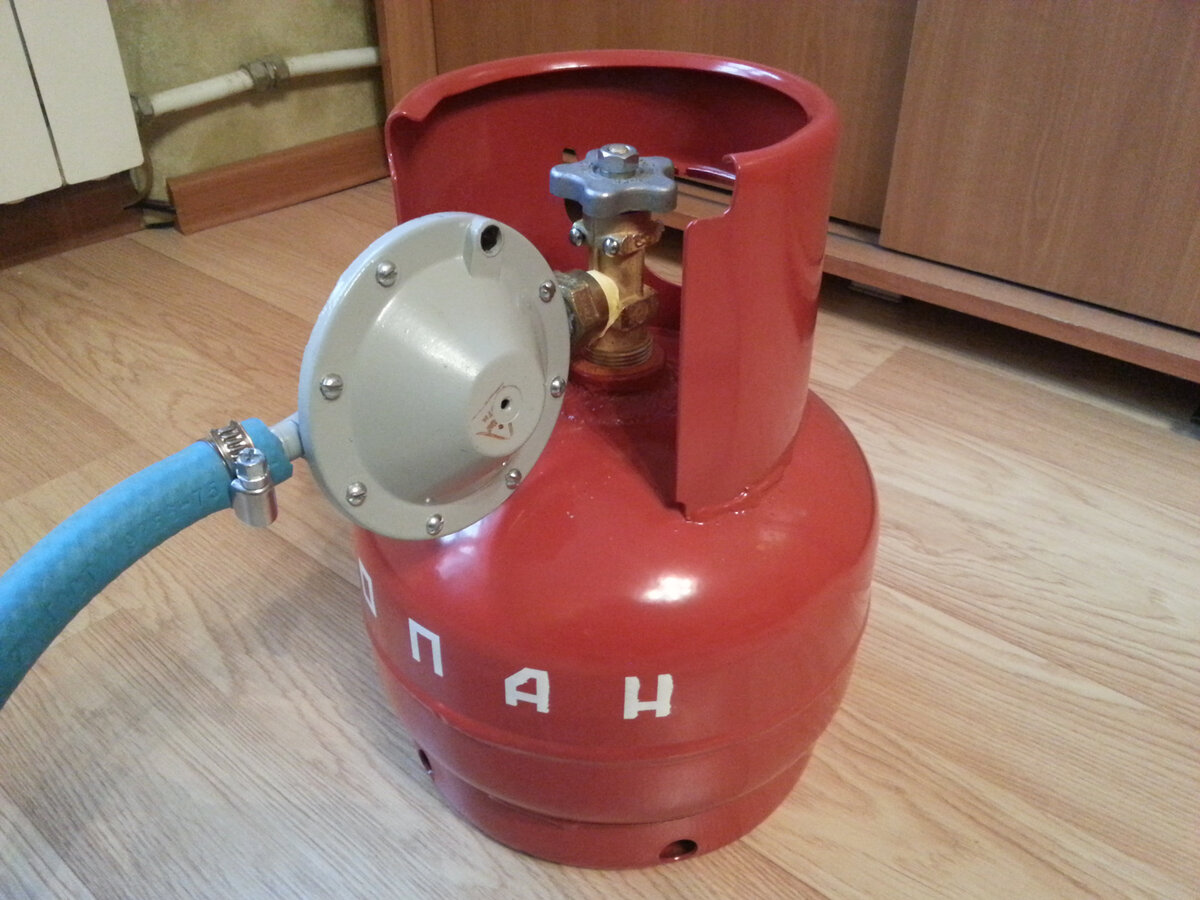 С редуктором конденсат слить не получится. Нужно снять.