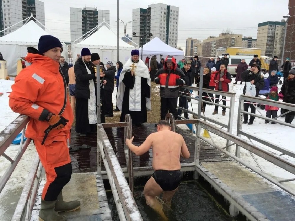 Крещенское купание в Петербурге. Фото 110km.ru АВТО ЖУРНАЛ