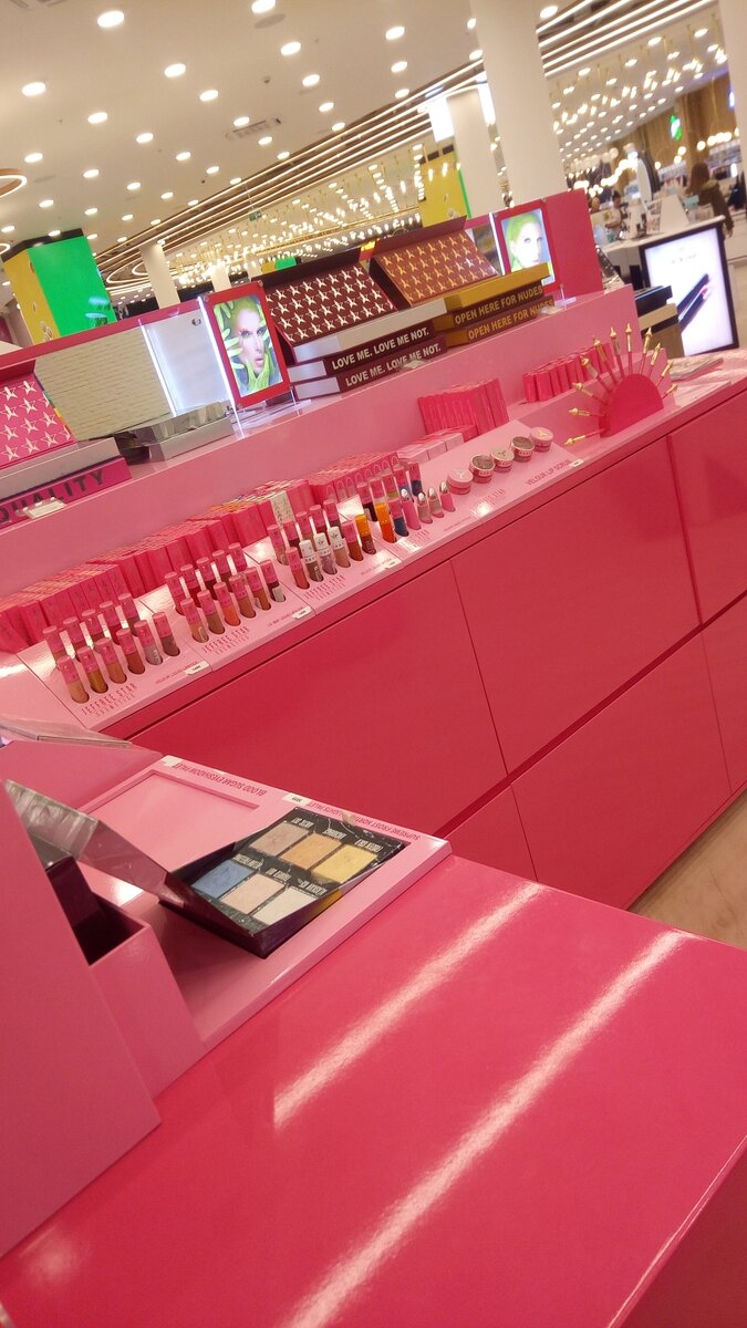 в кадр вошла палетка цветных хайлайтеров (на переднем плане)