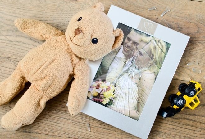 Дети часто чувствуют, что дома разлад, но отчуждение между мамой и папой – это одно, а уход родителя из семьи – совсем другое.  Настоящая трагедия, которая отпечатывается на всей дальнейшей биографии малыша. Самому ему не справиться, мы расскажем, как ребенку пережить развод родителей с минимальным психологическим ущербом.
 