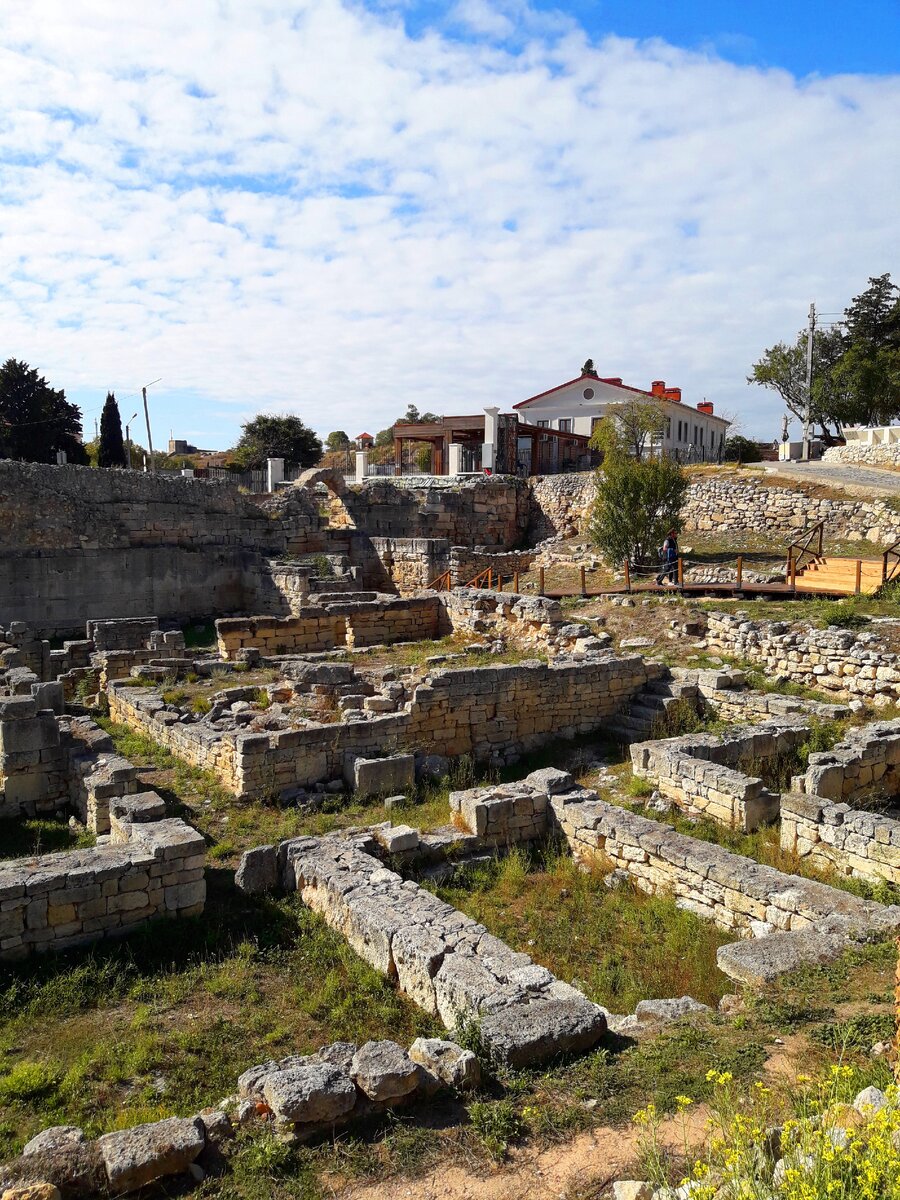 Наша с мужем прогулка по осеннему Херсонесу (Крым), увидели яму для гарума и камень, из которого видно море и небо