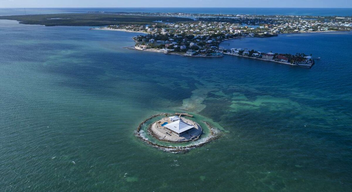 Частный самодельный остров в океане, который ещё и продаётся