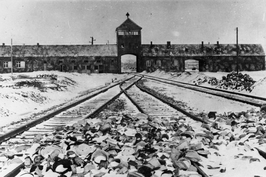  KZ Auschwitz, Einfahrt Nazilager Auschwitz, Polen 1945 / wikimedia