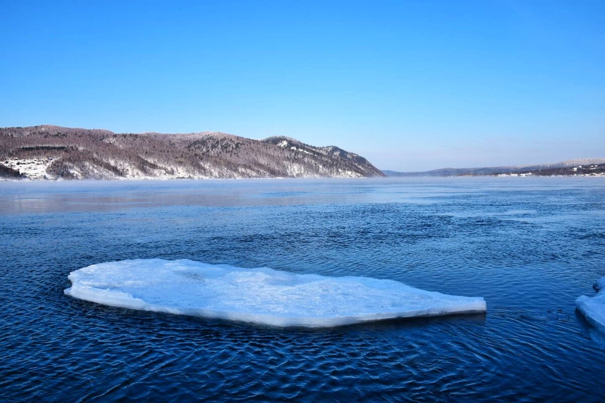 На фотографии представлен кусок льда в форме цилиндра плавающий в воде с помощью этой фотографии