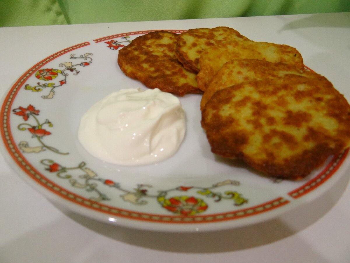 Картофельные драники со сметаной.