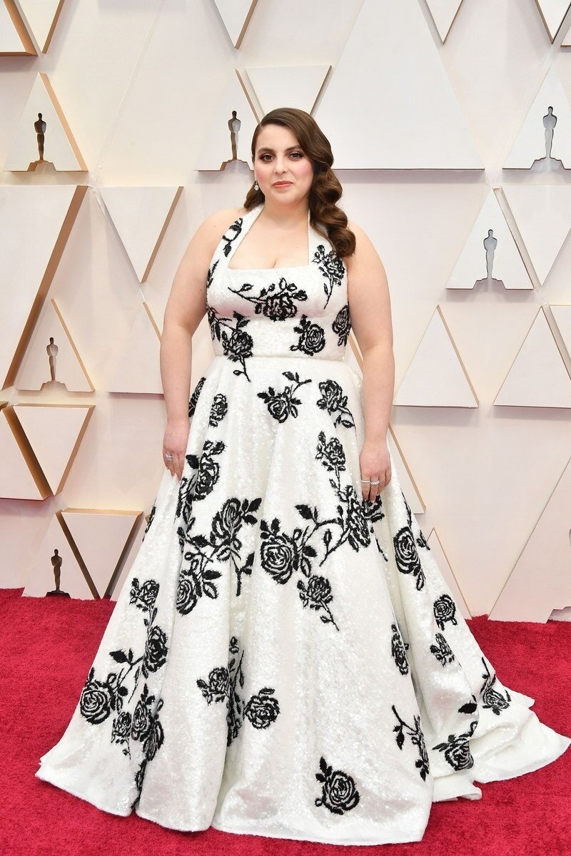 Beanie Feldstein в платье Miu Miu
