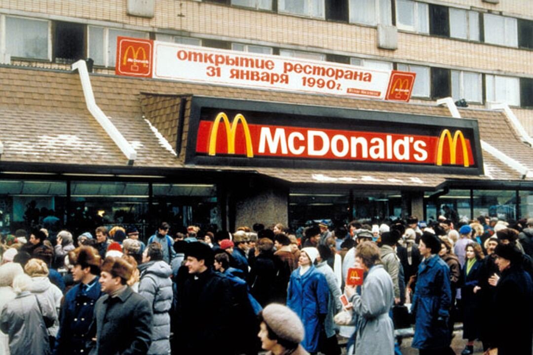 В каком году открылась москва. Макдональдс в 1990 году в Москве. Макдональдс на Пушкинской Москва 1990 очередь. Очередь макдональдс на Пушкинской 1990. Открытие первого Макдональдса в Москве в 1990 году.