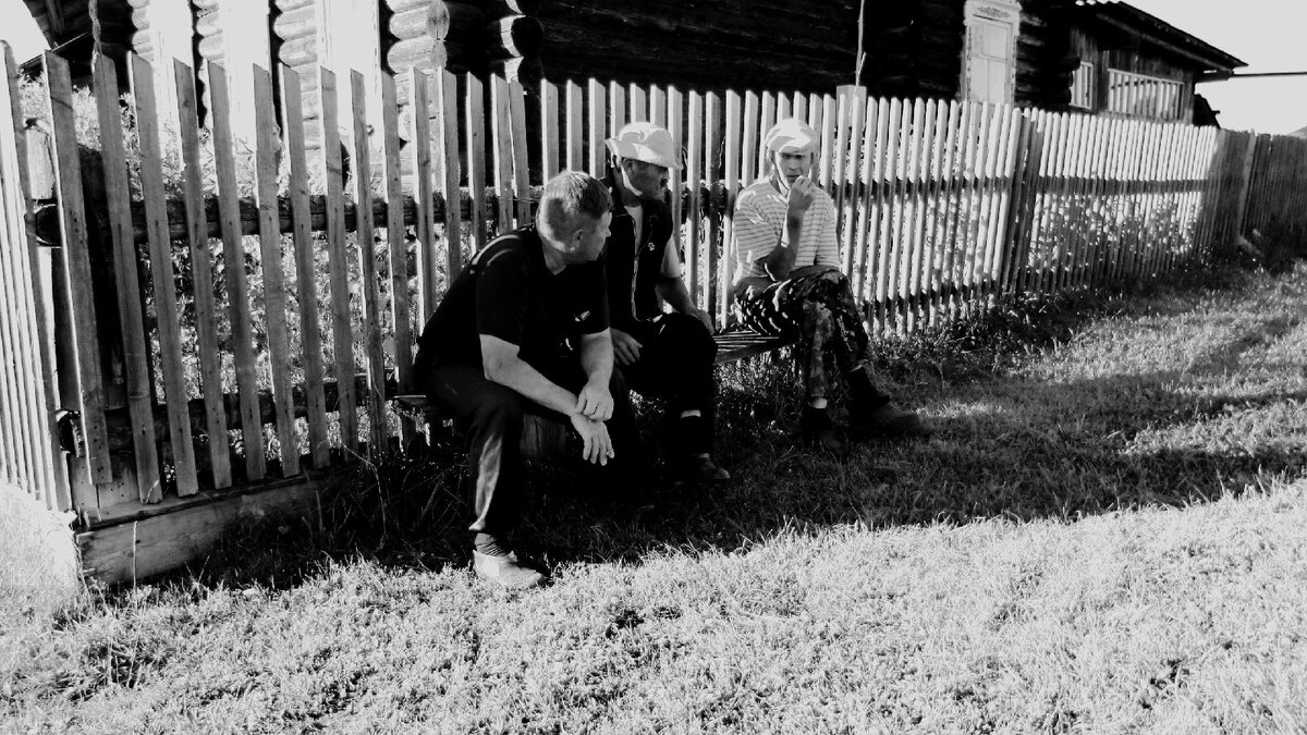 Фото из личного архива. Дядя С. по серединке (лето, 2018)