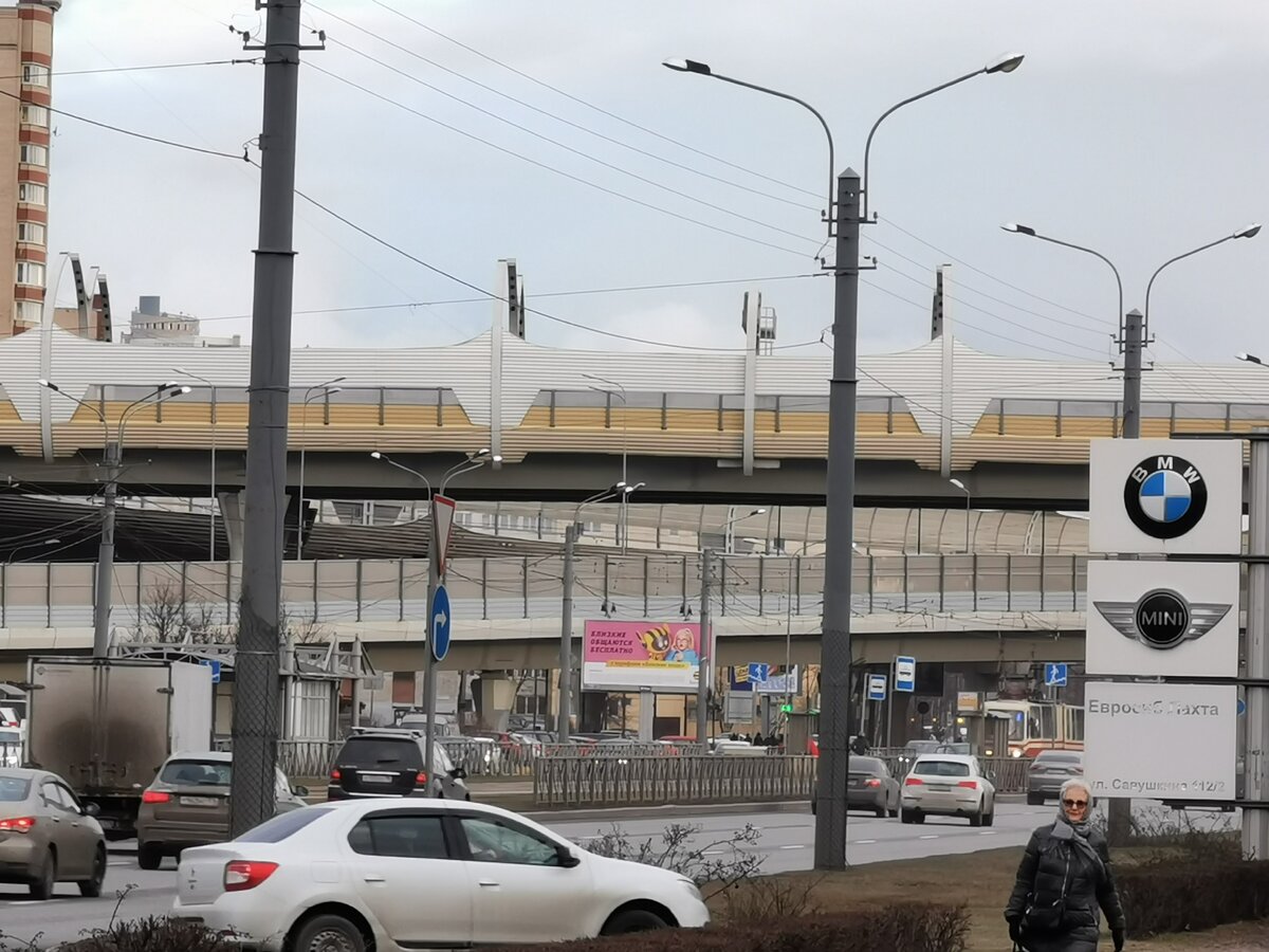 Автомобили, развязки, асфальт - одни из атрибутов района.