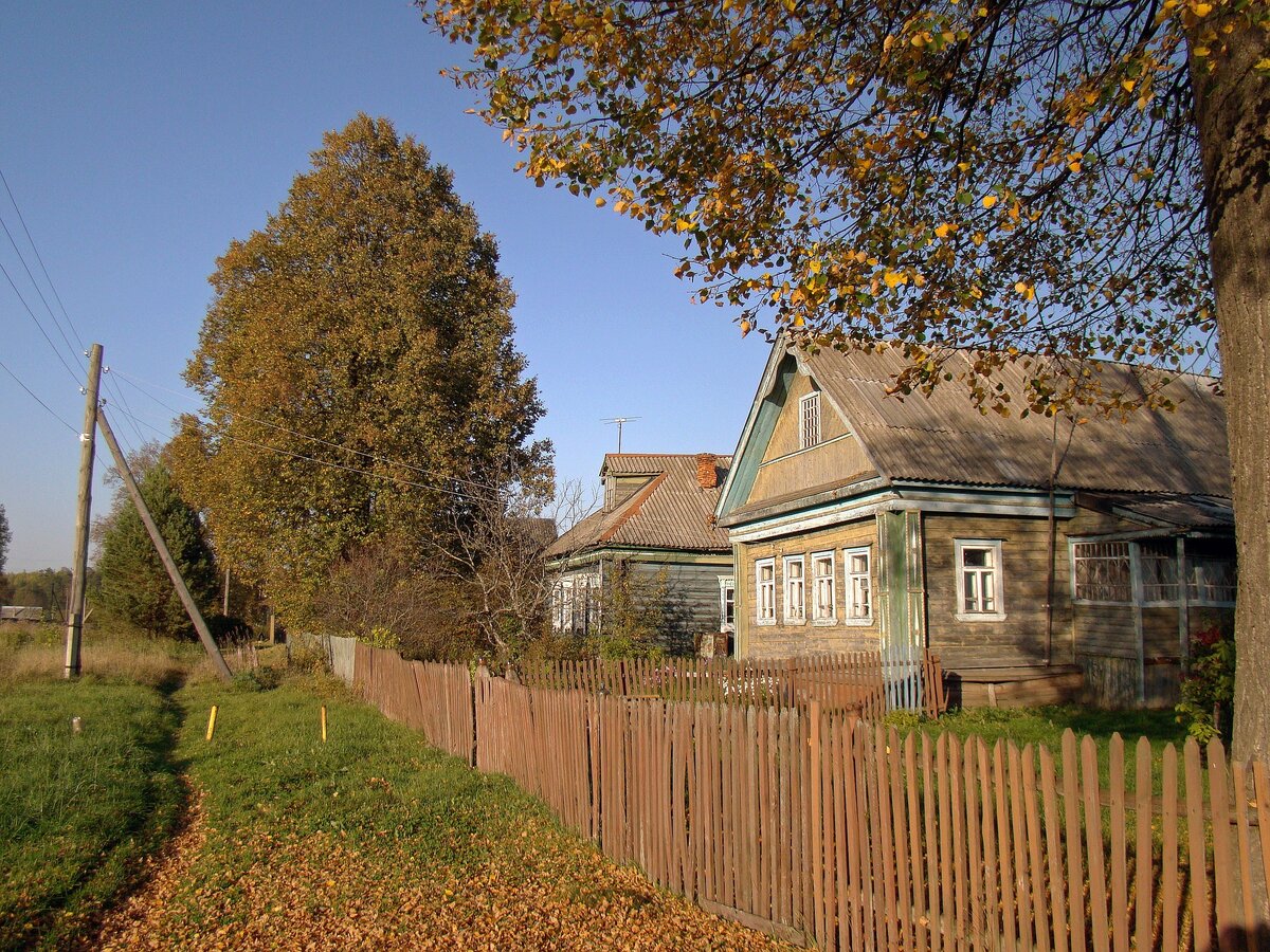 Улица с деревенскими домами