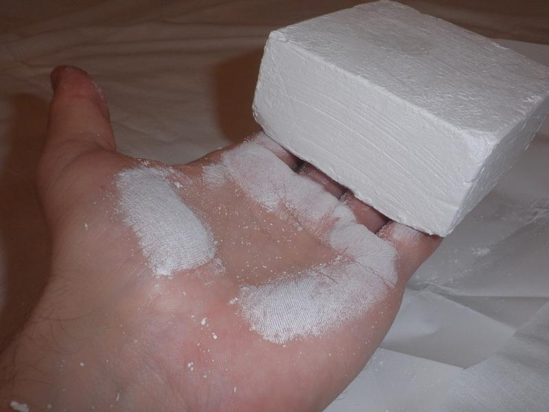 Спортивная магнезия — белый порошок или раствор, представляющий собой соль магния и предназначенный для подсушивания рук и, как следствие, увеличения надежности хвата (например, в скалолазании)