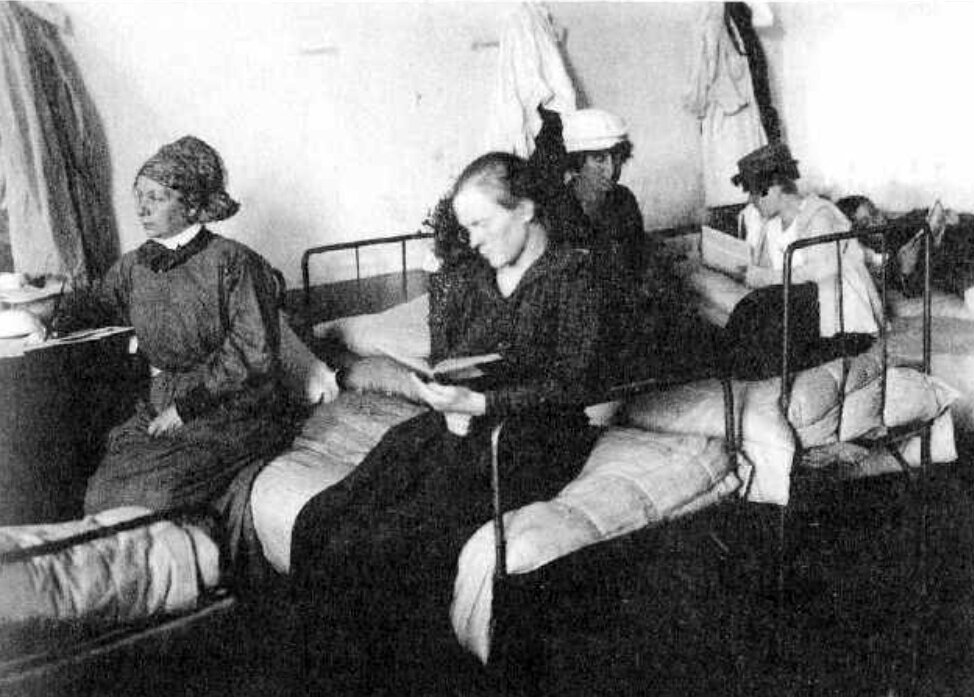 Комната в женском лагере принудительных работ 