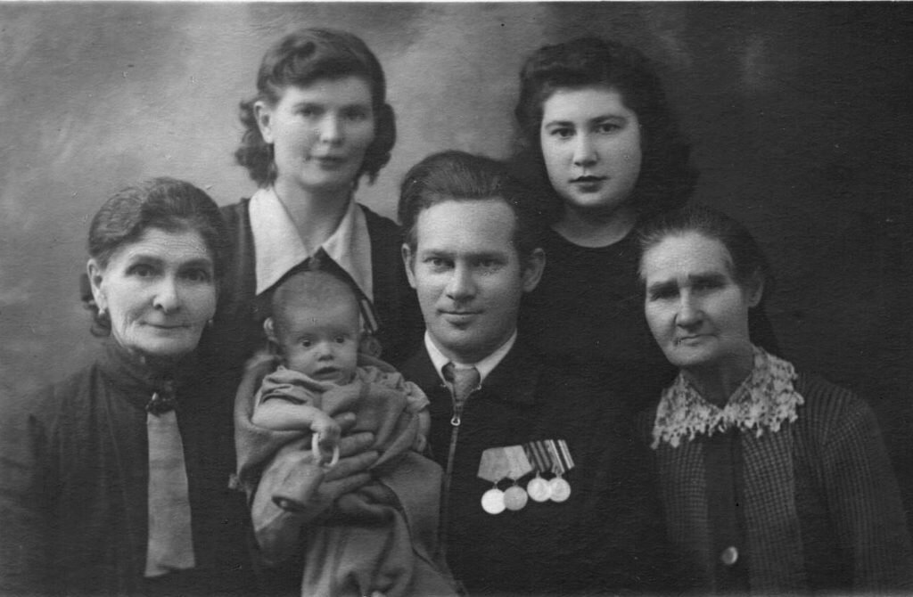Петр Боков с дочкой Ирочкой и родными