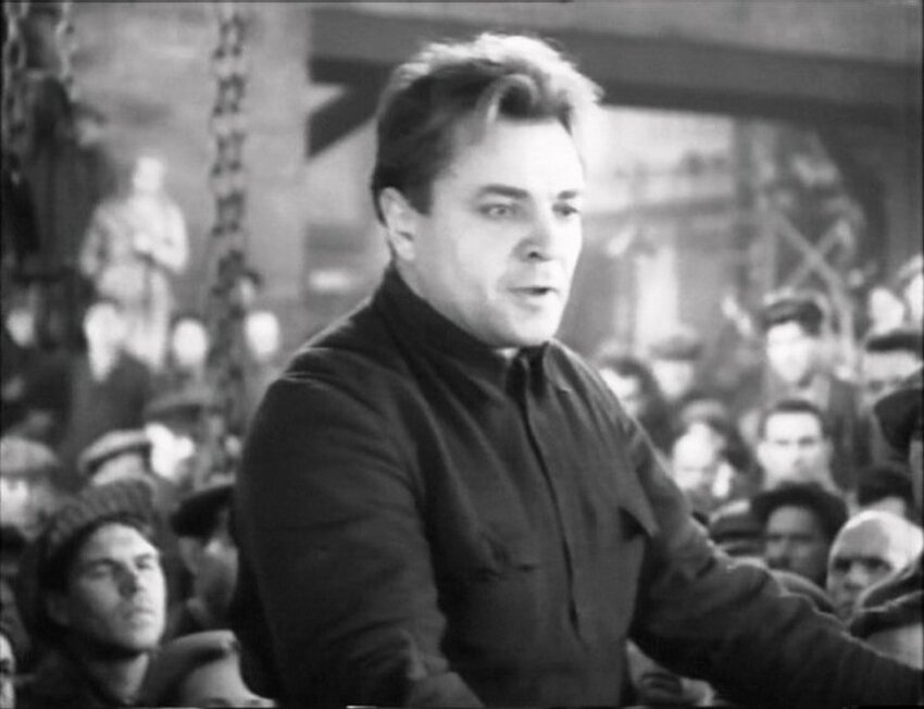 Главный герой фильма секретарь райкома Петр Шахов,исп. Н Боголюбов.Прототип С.М.Киров.Из достаточно примитивно-плакатного материала сценария Боголюбову все-таки удалось создать живой образ.Его герой и пламенный трибун, и серьезный аналитик и практик.