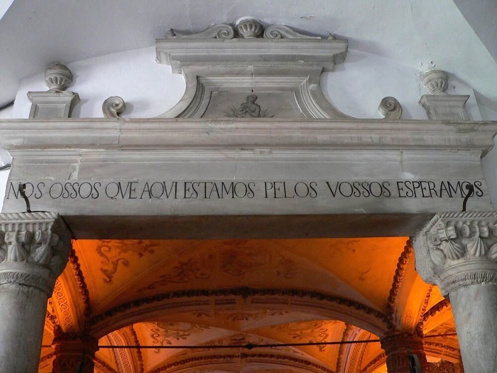 Часовня костей в Эворе, Португалия, это часть самой большой Королевской Церкви Св. Франциска и была построена францисканскими монахами в XVI веке.-2