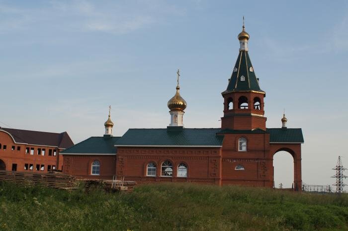 Фото  из  открытого  доступа.   Церковь  блаженной Варвары.На   заднем  плане  дом  для  паломников