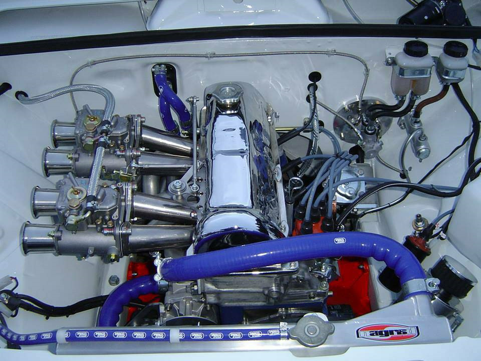 Карбюраторы WEBER отчетливо выделяются под капотом LADA 2105 VFTS