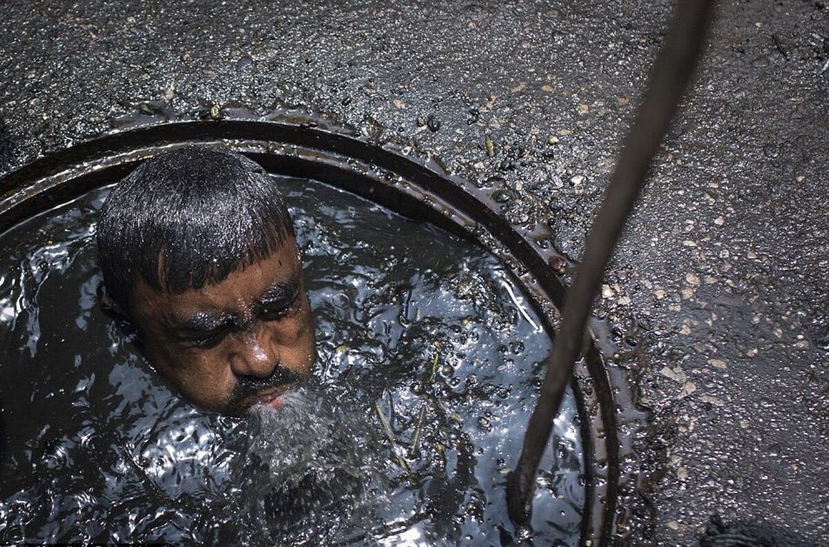 Грязная работа. Чистильщик канализации в Бангладеш. Чистильщик канализации в Индии. Чистильщик канализации в Калькутте. Индия Неприкасаемые чистильщик канализации.