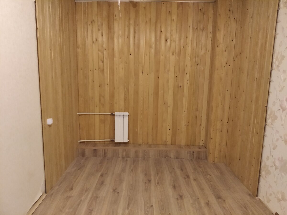 Отделка части комнаты, там планируется  двухъярусная детская кровать.