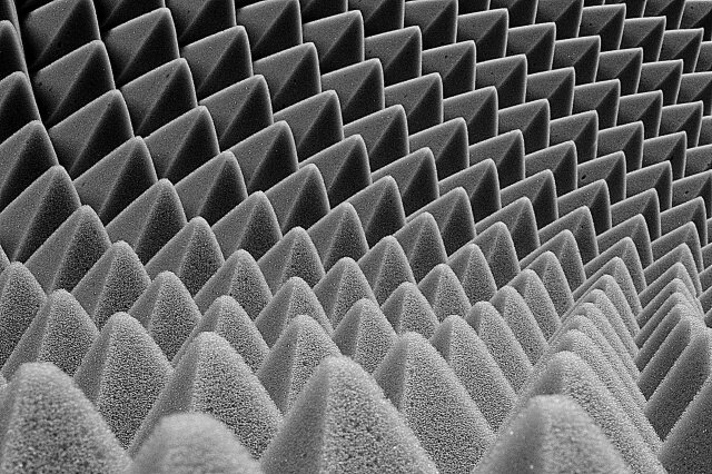 Акустический поролон пирамидальной формы