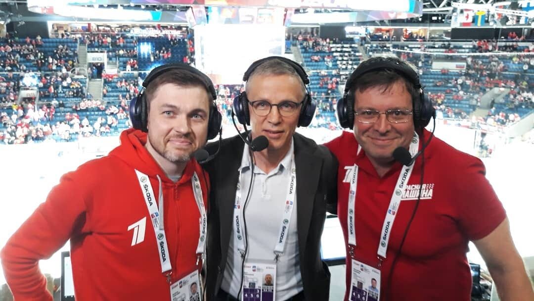 Андрей Юртаев, Игорь Ларионов и Александр Кузмак на комментаторской позиции Первого канала во время чемпионата мира по хоккею 2019 года.