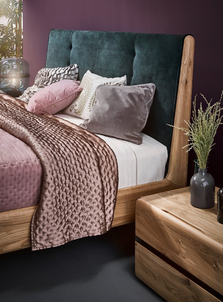 Обтекаемые формы, интересная форма ручек и акцентное изголовье.