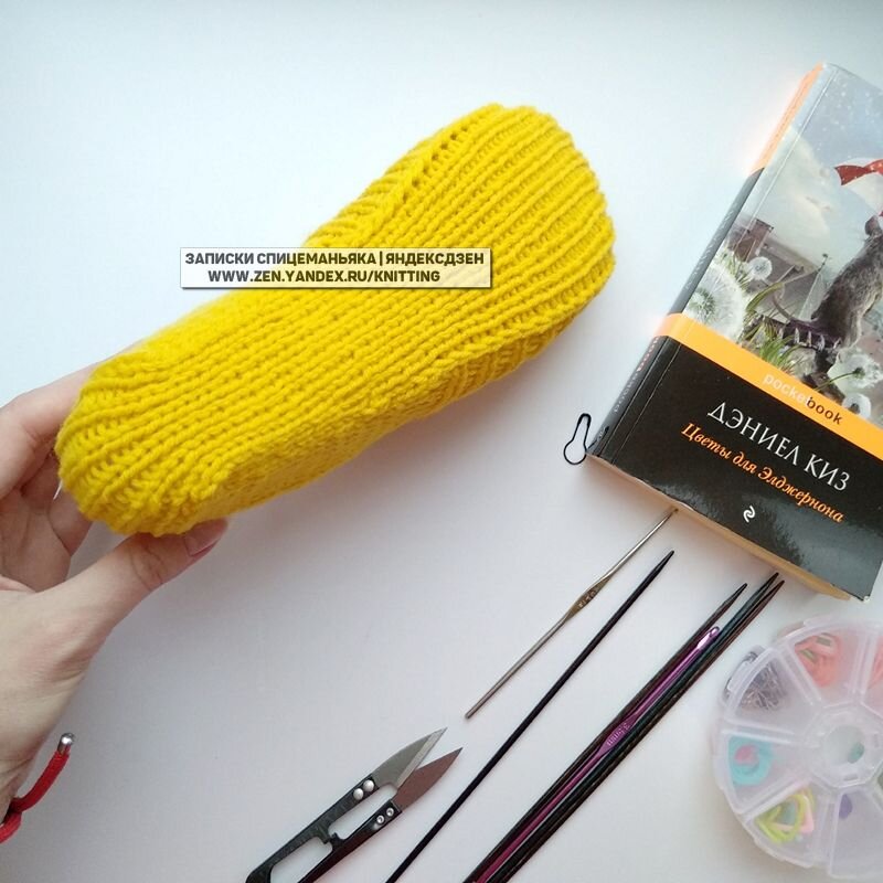 Сама подошва, делала ее под стопу, с "талией". Вы можете не делать :)