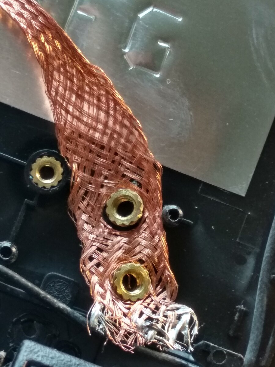 делаю отверстия в оплетке в размер на подопытной крышке матрицы